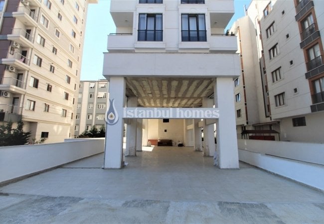 فروشگاه بزرگ در مال تپه در خیابانی شلوغ و پر ترافیک 1