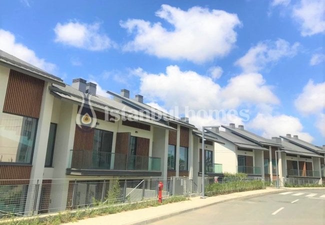 Zekeriyaköy'de Site İçinde Zengin Olanaklı Lüks Villalar 2