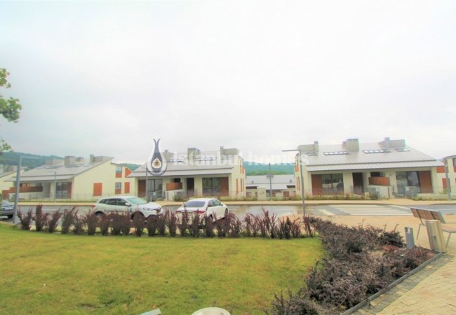 Zekeriyaköy'de Site İçinde Zengin Olanaklı Lüks Villalar 1