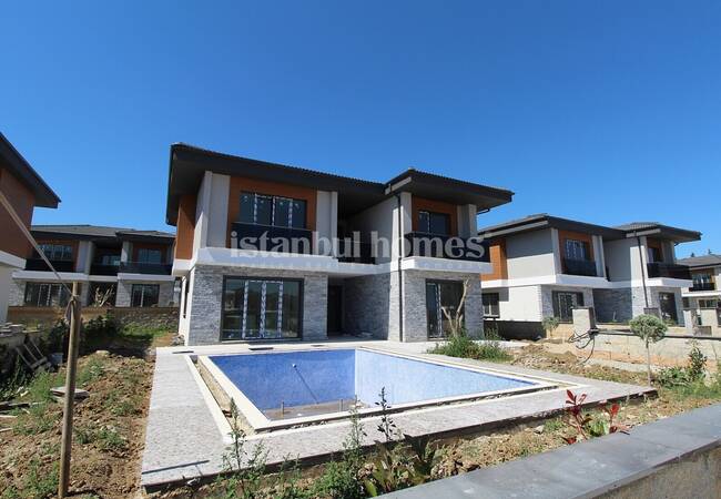 Silivri’de D-100 Karayolu'na Yakın Modern Dubleks Villalar 9