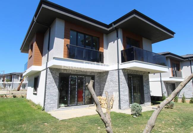 Silivri’de D-100 Karayolu'na Yakın Modern Dubleks Villalar 2