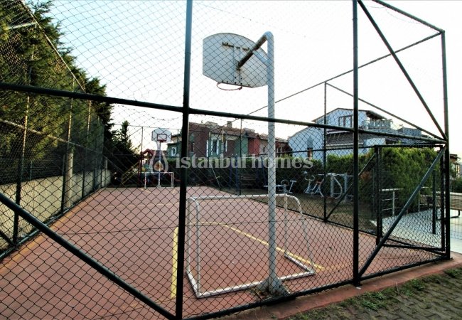 Semi-detached Villa in Pendik Istanbul in a Family Concept Complex 1