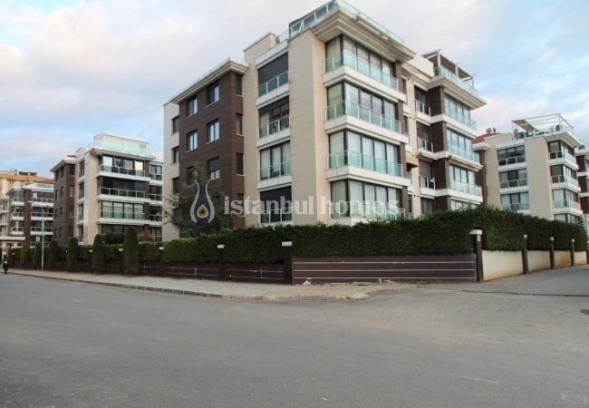 Luxury Apartments in a Secure Complex Near Sea in Maltepe 2