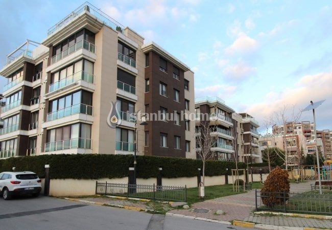Luxury Apartments in a Secure Complex Near Sea in Maltepe 3