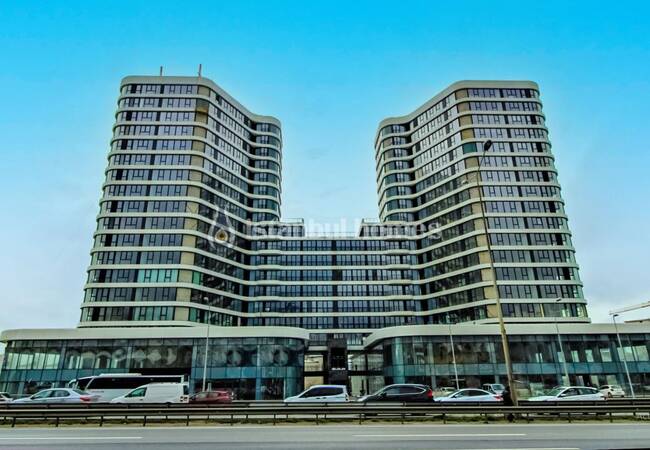 Flats in a Complex on the Transportation Line in Pendik