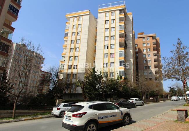 Luxe Flat with Car Parking Area in Complex in Istanbul Maltepe
