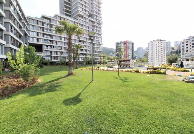 Apartment for Sale in a Complex with Security in Kartal
