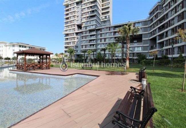 Apartment for Sale in a Complex with Security in Kartal 2