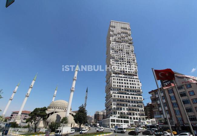 İstanbul’da Havuzlu Sitede Eşyalı Satılık 3+1 Daire 1