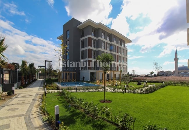 Garden Floor Properties 650 M From Tram in Zeytinburnu Istanbul 3