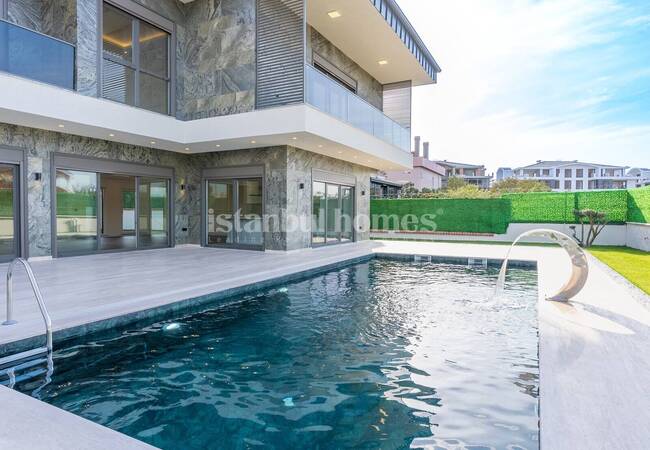 Duplex Villa with Garden and Pool in Istanbul Beylikduzu 2