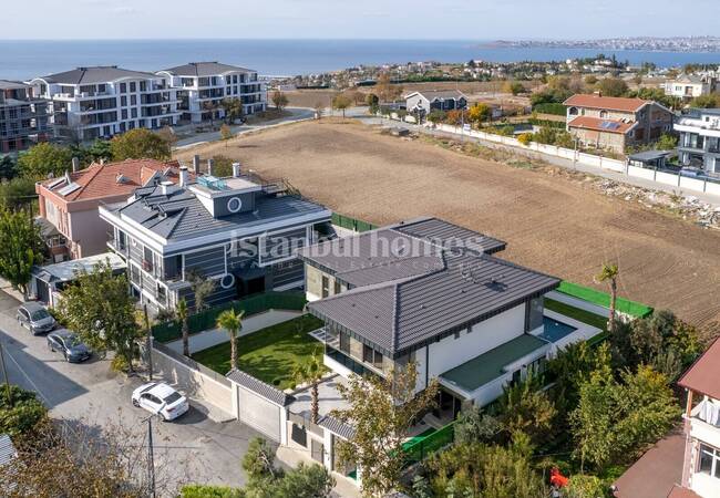 Duplex Villa with Garden and Pool in Istanbul Beylikduzu 12