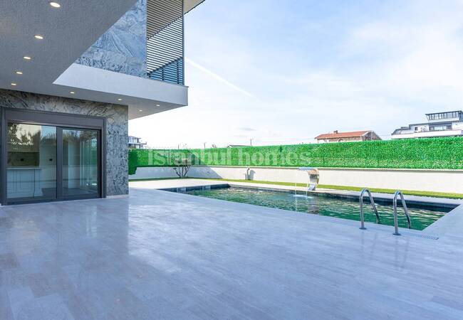 Duplex Villa with Garden and Pool in Istanbul Beylikduzu 3