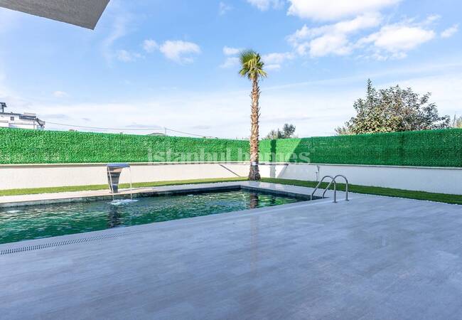 Duplex Villa with Garden and Pool in Istanbul Beylikduzu 5