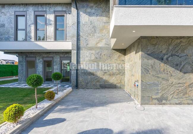 Duplex Villa with Garden and Pool in Istanbul Beylikduzu 9