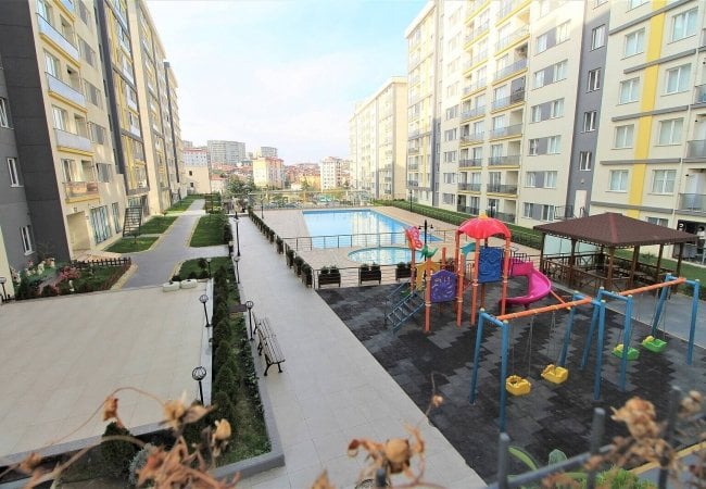Property in a Complex with Pool in Pendik Istanbul