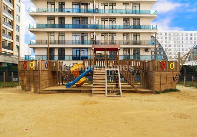 Apartment in a Complex with Pool and Parking Lot in Istanbul 6