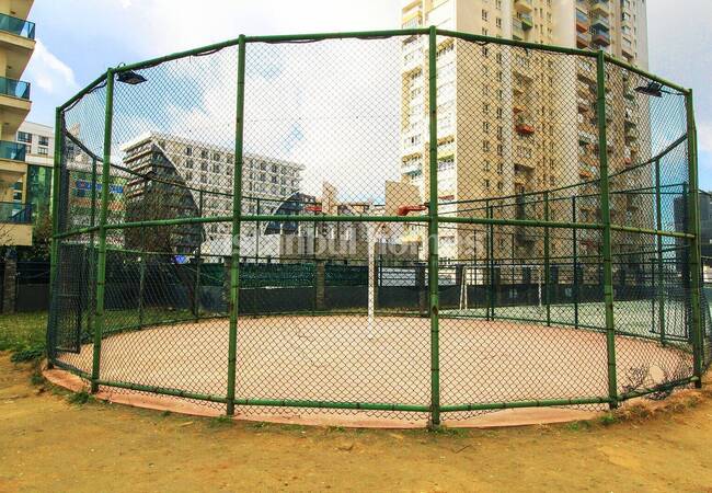 Apartment in a Complex with Pool and Parking Lot in Istanbul 8
