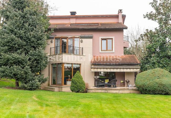 Çekmeköy'de Nezih Sitede Müstakil Bahçeli Tripleks Villa 1