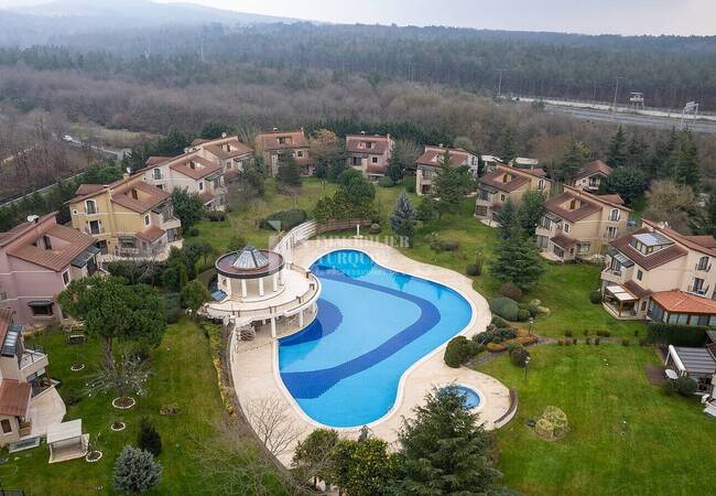 Villa Triplex Dans Résidence Exceptionnelle À Istanbul Cekmekoy