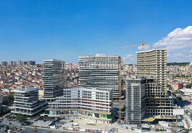 Flat with Balcony in a Secure Complex in Istanbul Kucukcekmece 1