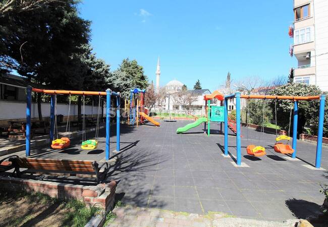 Well Lit Flat with 3 Balconies in a Complex in Istanbul Fatih 3