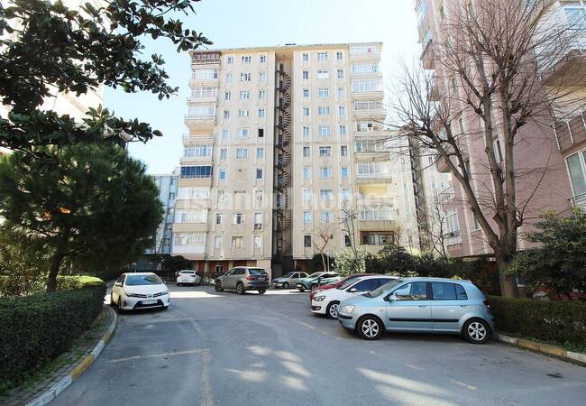 Well Lit Flat with 3 Balconies in a Complex in Istanbul Fatih 4