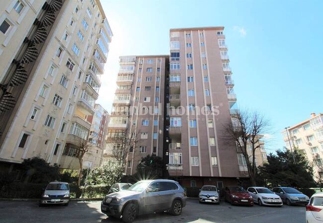 Well Lit Flat with 3 Balconies in a Complex in Istanbul Fatih 1