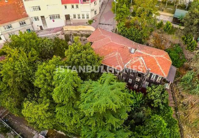 قصر تاريخي مطل على خاليج وحديقة في الفاتح 2