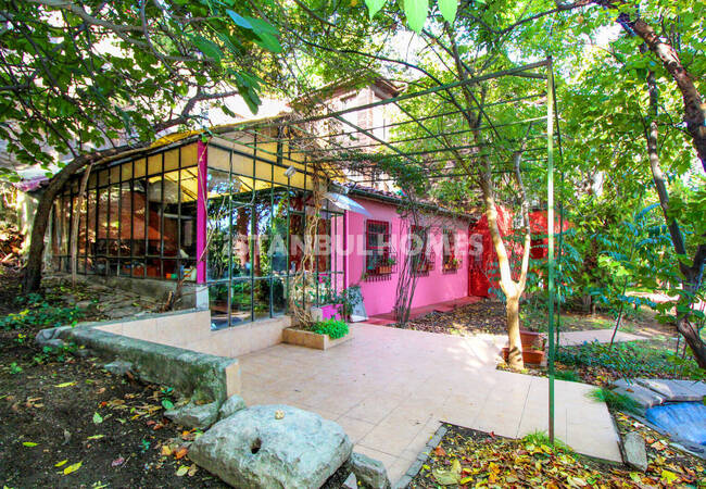 قصر تاريخي مطل على خاليج وحديقة في الفاتح 10