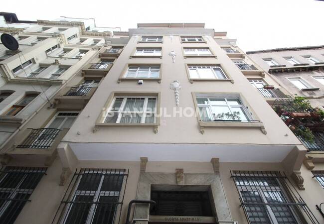 İstanbul Beyoğlu'nda Deniz ve Galata Kulesi Manzaralı Daire 1