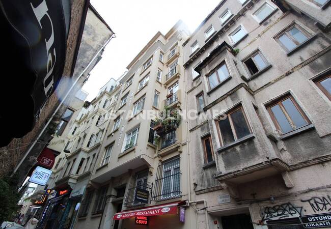 İstanbul Beyoğlu'nda Deniz ve Galata Kulesi Manzaralı Daire 2