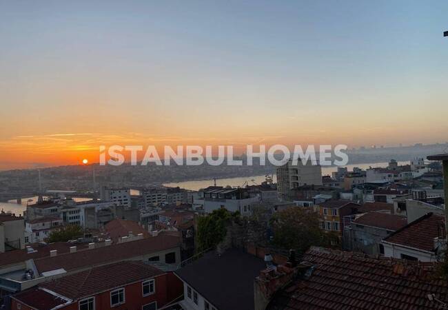 İstanbul Beyoğlu'nda Deniz ve Galata Kulesi Manzaralı Daire 3