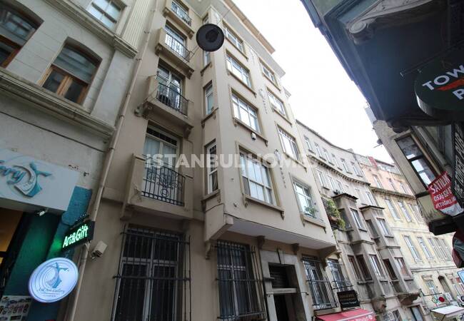İstanbul Beyoğlu'nda Deniz ve Galata Kulesi Manzaralı Daire 4