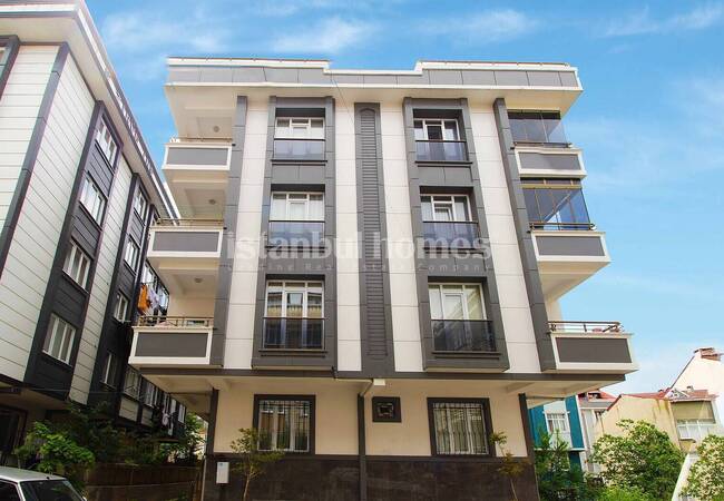 4-bedroom Duplex Apartment Close to Bus Stop in Istanbul