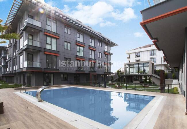 伊斯坦布尔贝里克杜祖 (beylikdüzü) 带家具的 2+1 泳池边公寓