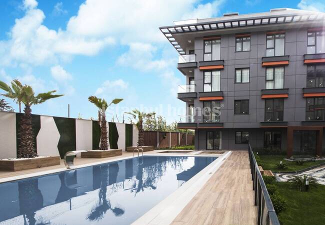 İstanbul Beylikdüzü'nde Havuz Kenarında Eşyalı 2+1 Daire 1