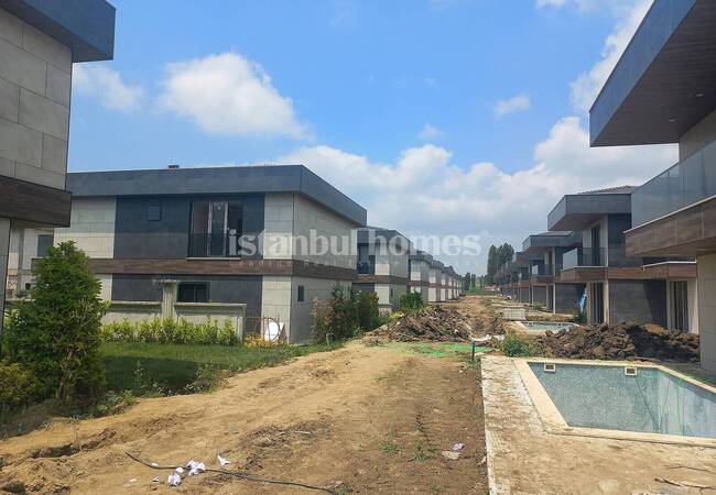 Villas with Private Pool in a Project in Istanbul Silivri 15