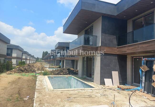 Villas with Private Pool in a Project in Istanbul Silivri 17