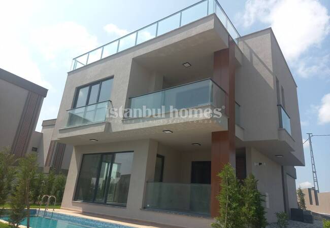 Detached Villas with Private Pools in Istanbul Buyukcekmece 1