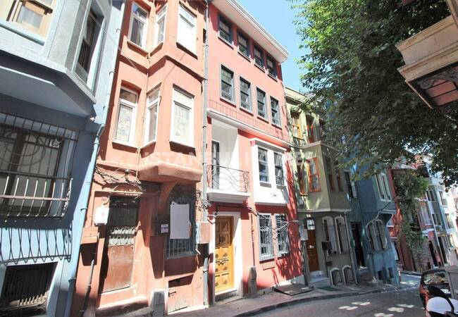 Renovated Building with Terrace and Balcony in Fatih Balat 1