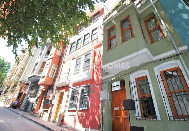 Fatih Balat'ta Teraslı ve Balkonlu Yenilenmiş Bina 2