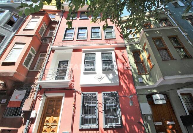 Fatih Balat'ta Teraslı ve Balkonlu Yenilenmiş Bina 3