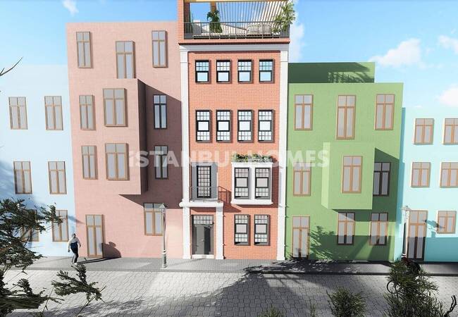 Fatih Balat'ta Teraslı ve Balkonlu Yenilenmiş Bina 4