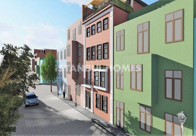 Fatih Balat'ta Teraslı ve Balkonlu Yenilenmiş Bina 5