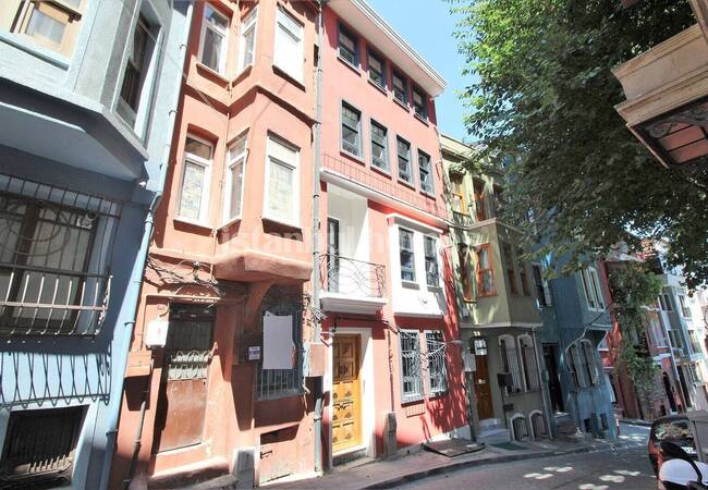 Renovated Building with Terrace and Balcony in Fatih Balat 1