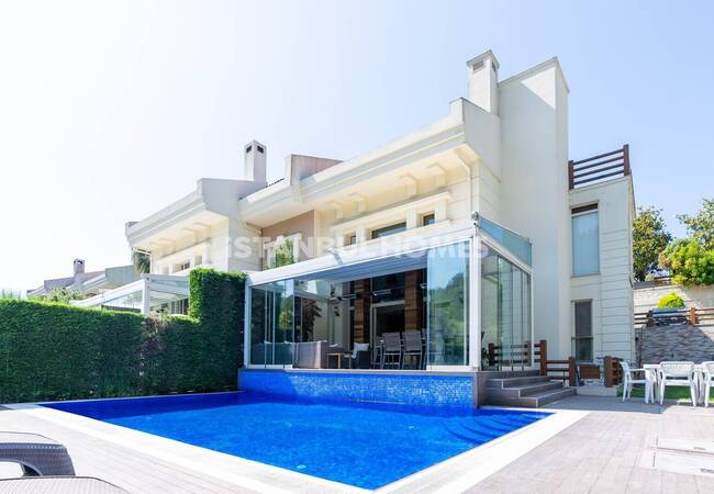 فيلا في مجمع مع وصول مباشر إلى البحر في كيليوس 3