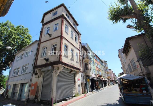 ساختمان 3 طبقه نبش در فاتح استانبول با فروشگاه 3