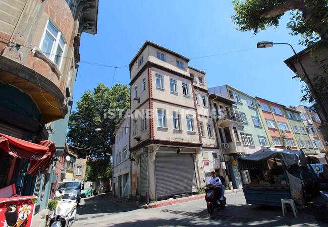 3-stöckiges Eckgebäude In Istanbul Fatih Mit Einem Geschäft