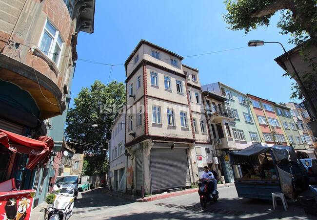 3-storey Corner Building in Istanbul Fatih with a Store